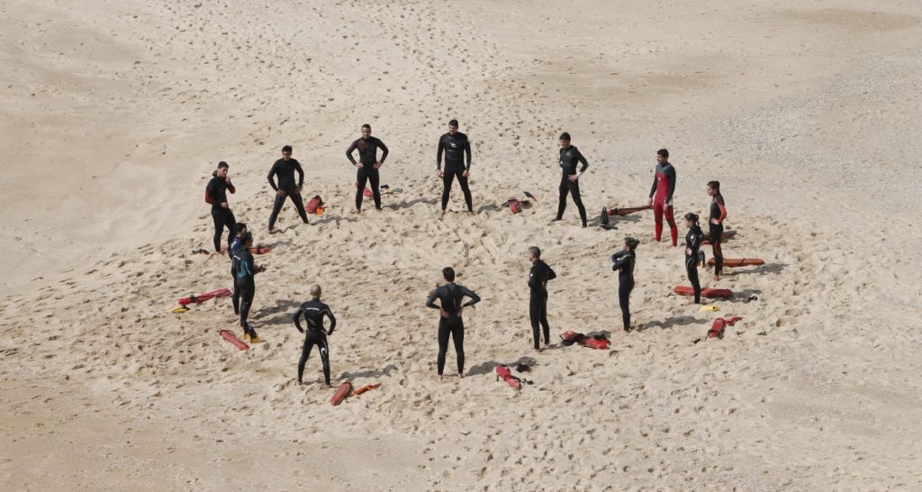groupe en cercle plage surf