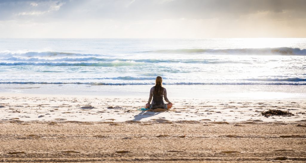 plage femme assise méditation